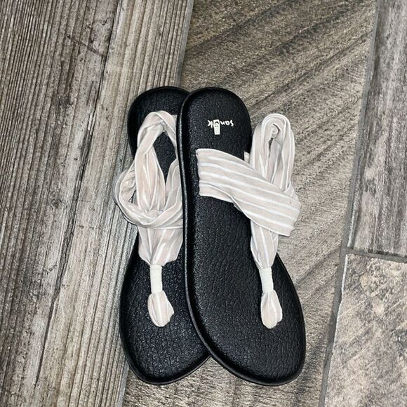 Sanuk tan colored fabric sandals - Picture 1 of 3